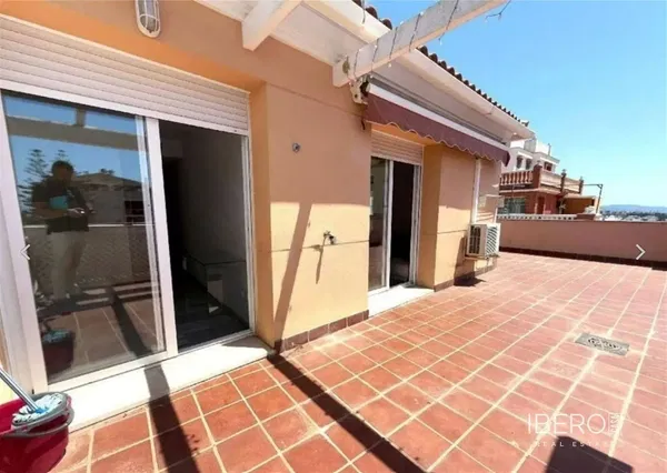 Soggiorno; pavimento in legno, luce naturale, stile moderno, soffitti alti