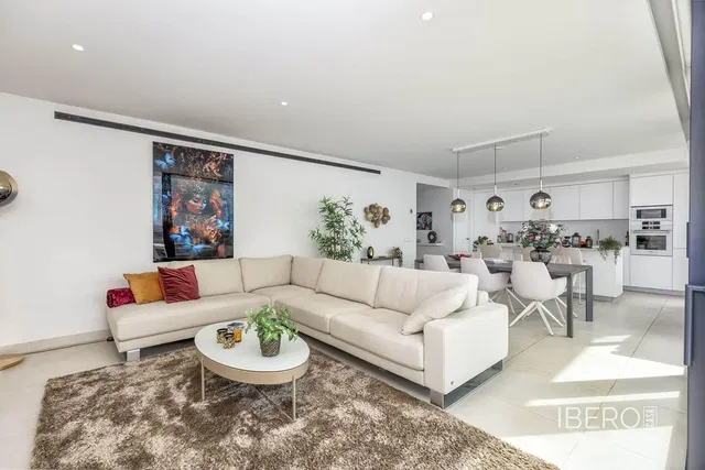 Wohnzimmer; holzboden, tageslicht, moderner stil, hohe decken