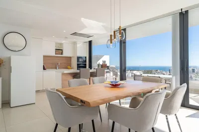 Wohnzimmer; holzboden, tageslicht, moderner stil, hohe decken