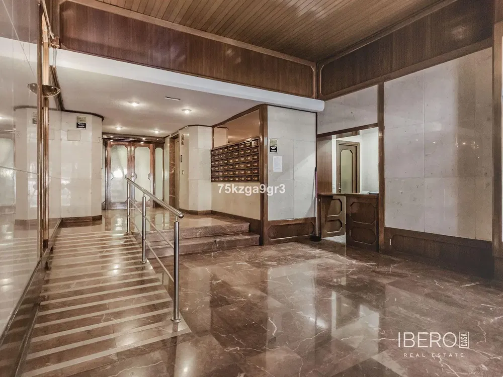 Soggiorno; pavimento in legno, luce naturale, stile moderno, soffitti alti