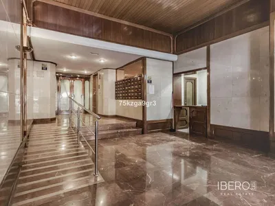 Soggiorno; pavimento in legno, luce naturale, stile moderno, soffitti alti