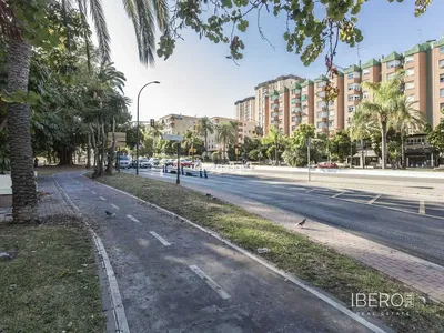 Soggiorno; pavimento in legno, luce naturale, stile moderno, soffitti alti