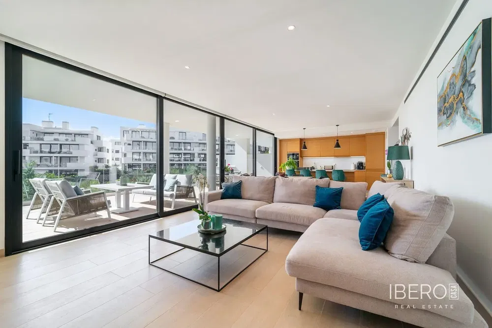 Wohnzimmer; holzboden, tageslicht, moderner stil, hohe decken