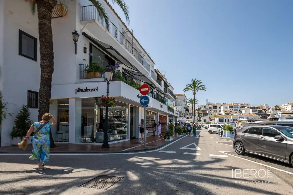Wohnzimmer; holzboden, tageslicht, moderner stil, hohe decken