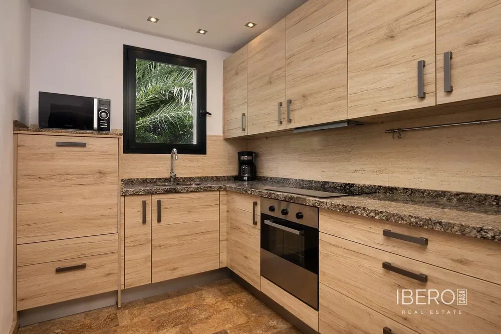 Wohnzimmer; holzboden, tageslicht, moderner stil, hohe decken