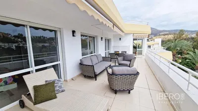 Wohnzimmer; holzboden, tageslicht, moderner stil, hohe decken