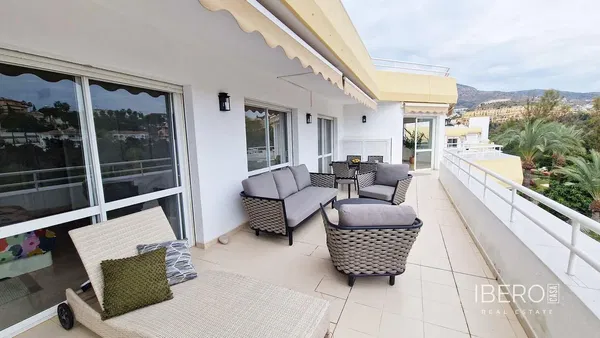 Wohnzimmer; holzboden, tageslicht, moderner stil, hohe decken