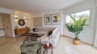 Wohnzimmer; holzboden, tageslicht, moderner stil, hohe decken