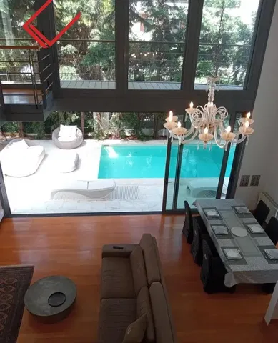 Woonkamer; houten vloer, natuurlijk licht, moderne stijl, hoge plafonds