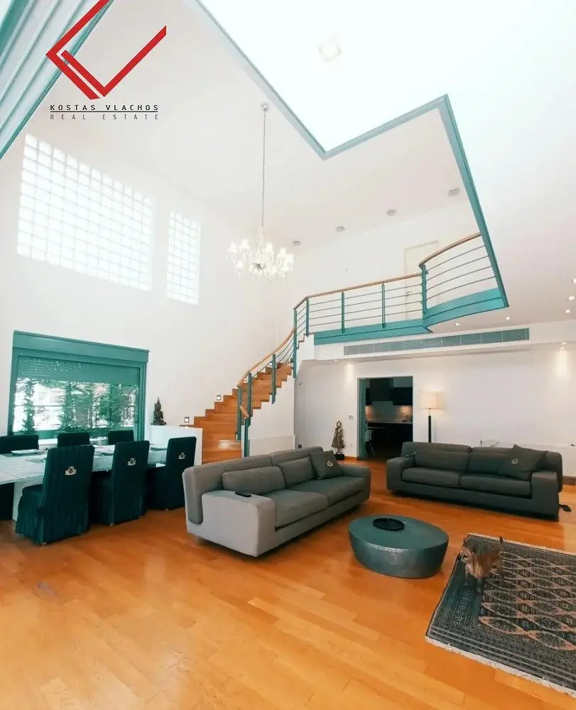 Woonkamer; houten vloer, natuurlijk licht, moderne stijl, hoge plafonds