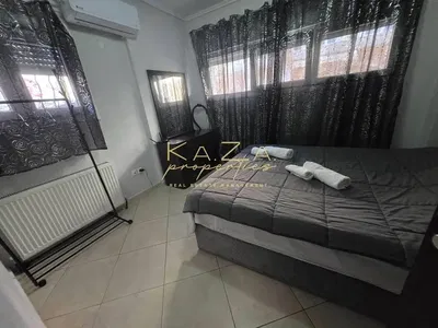 Wohnzimmer; holzboden, tageslicht, moderner stil, hohe decken