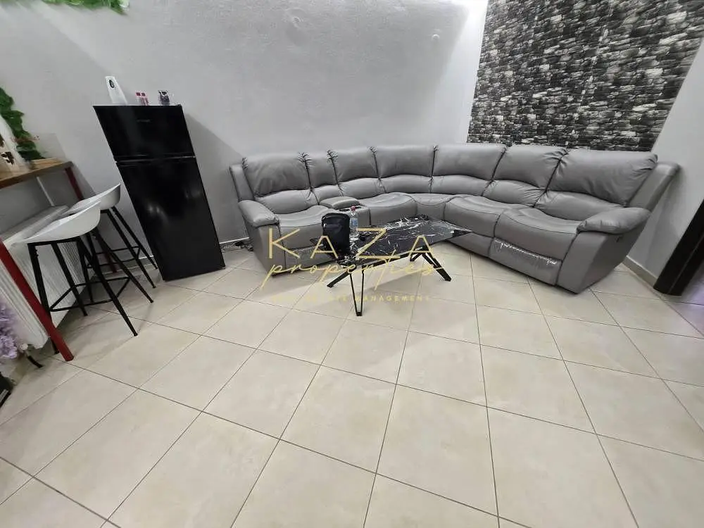 Woonkamer; houten vloer, natuurlijk licht, moderne stijl, hoge plafonds