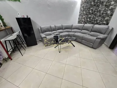 Wohnzimmer; holzboden, tageslicht, moderner stil, hohe decken