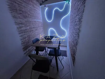 Wohnzimmer; holzboden, tageslicht, moderner stil, hohe decken