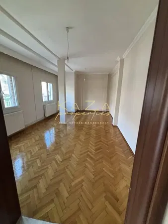 Дневна соба; дрвени под, природно светло, модерни стил, високи плафони