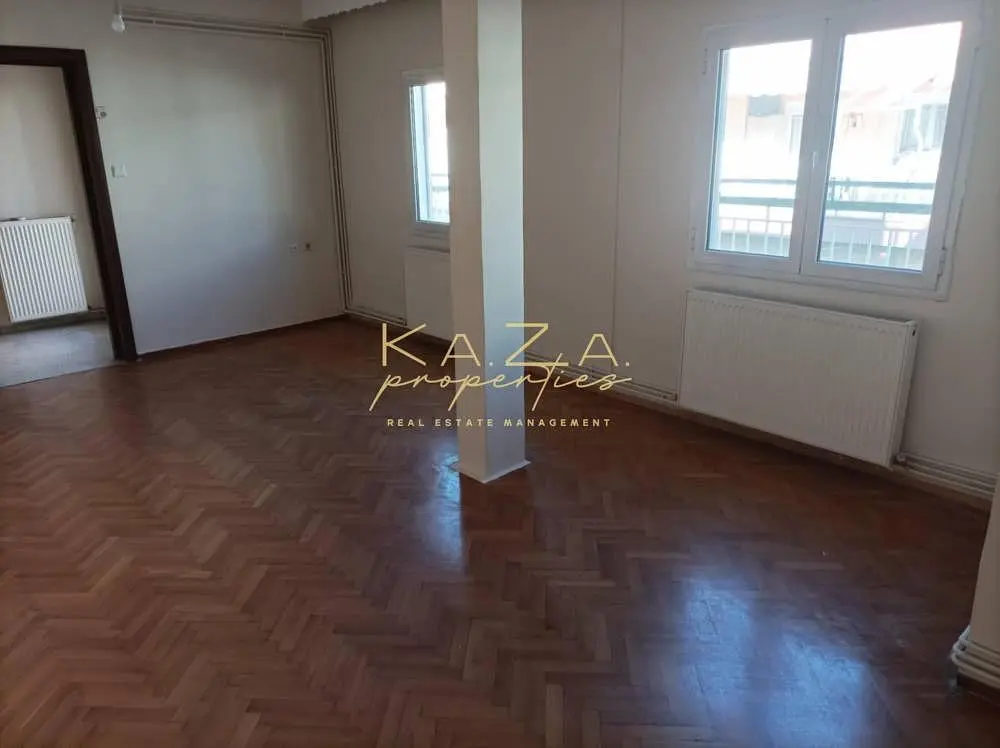 Wohnzimmer; holzboden, tageslicht, moderner stil, hohe decken