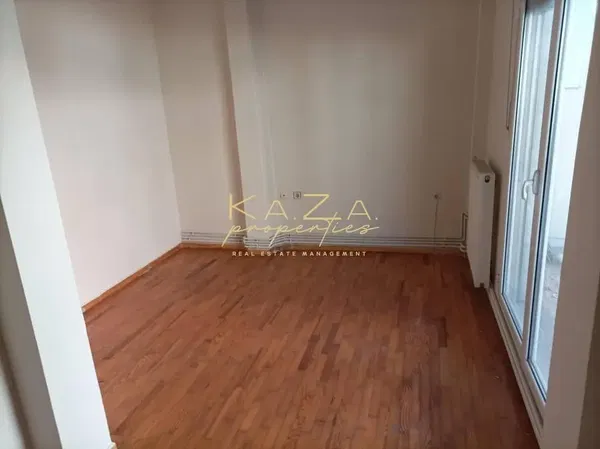 Salon; parquet, lumière naturelle, style moderne, hauteur sous plafond