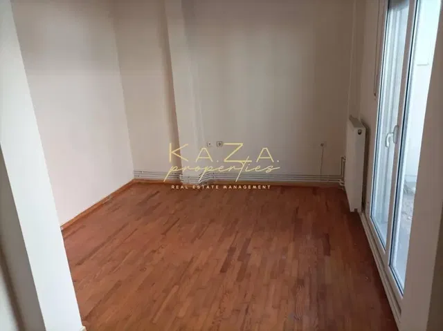 Living room; wood floor, natural light, modern style, high ceiling