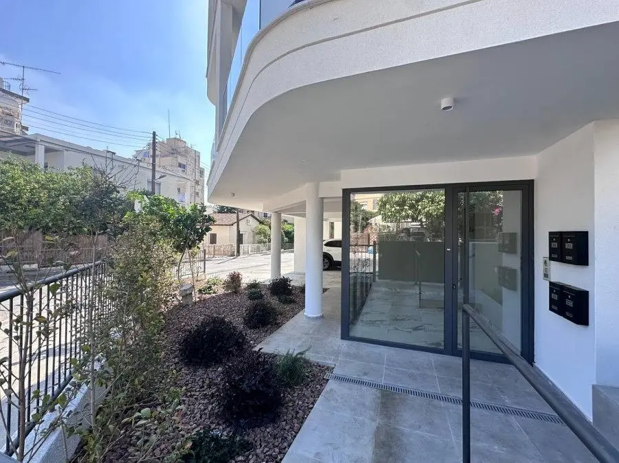 Дневна соба; дрвени под, природно светло, модерни стил, високи плафони