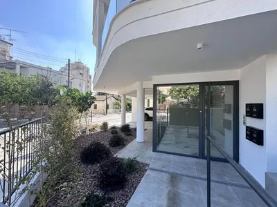 Дневна соба; дрвени под, природно светло, модерни стил, високи плафони