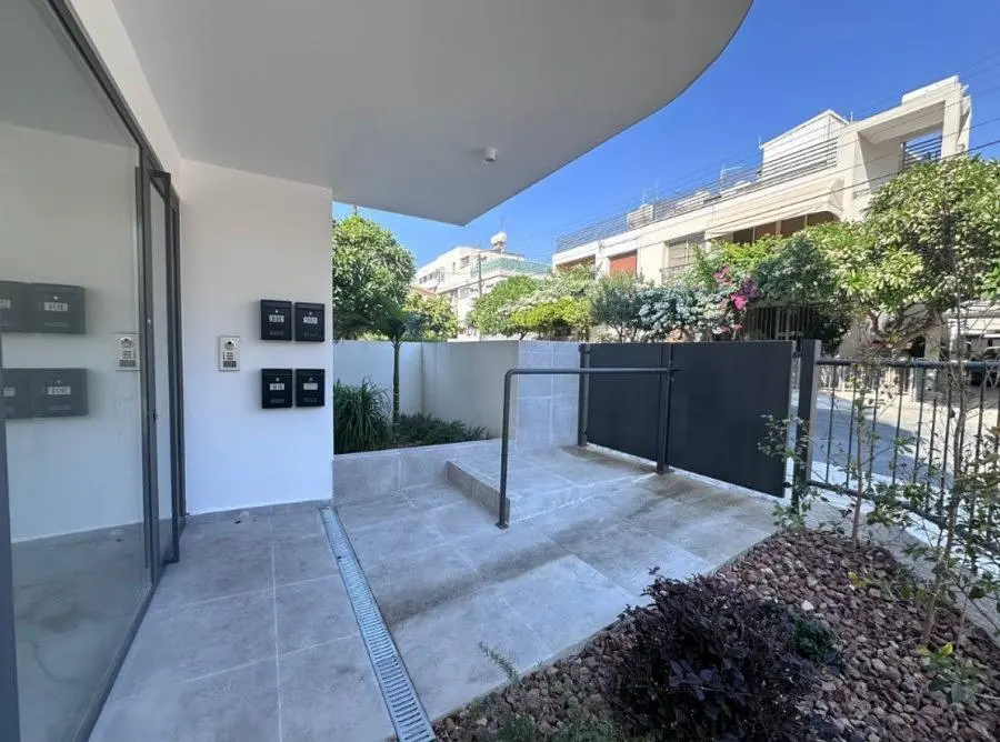 Кухиња; кухињски апарати, дрвени под, природно светло, модерни стил, реновиран