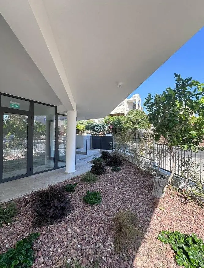 Дневна соба; дрвени под, природно светло, модерни стил, високи плафони