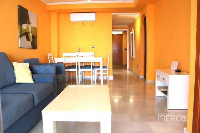 Wohnzimmer; holzboden, tageslicht, moderner stil, hohe decken