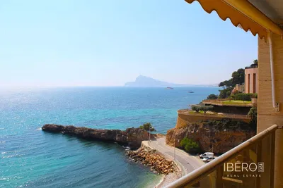 Wohnzimmer; holzboden, tageslicht, moderner stil, hohe decken