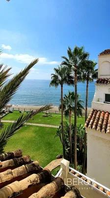 Wohnzimmer; holzboden, tageslicht, moderner stil, hohe decken