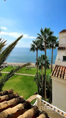 Wohnzimmer; holzboden, tageslicht, moderner stil, hohe decken