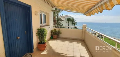 Wohnzimmer; holzboden, tageslicht, moderner stil, hohe decken