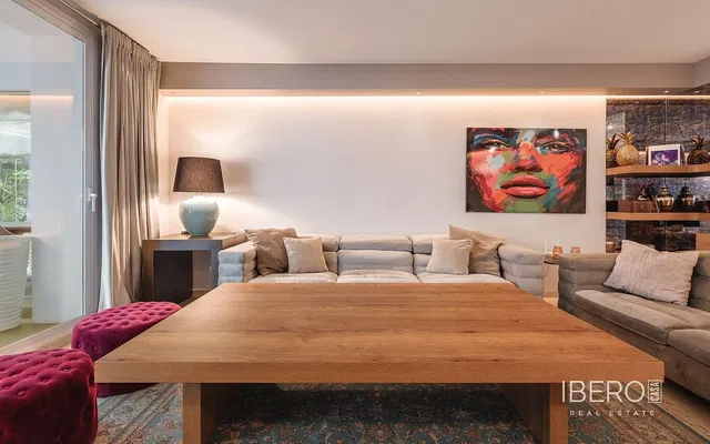 Wohnzimmer; holzboden, tageslicht, moderner stil, hohe decken