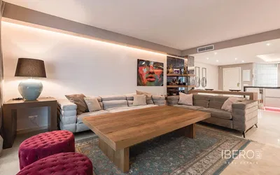 Salón; suelo de madera, luz natural, estilo moderno, techos altos