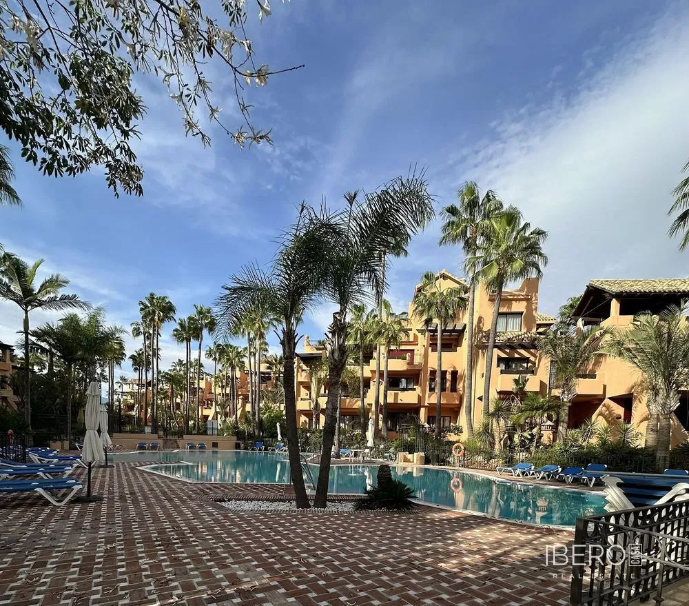 Σαλόνι; ξύλινο πάτωμα, φυσικό φως, μοντέρνο στυλ, ψηλά ταβάνια