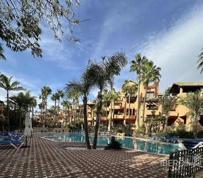 Σαλόνι; ξύλινο πάτωμα, φυσικό φως, μοντέρνο στυλ, ψηλά ταβάνια