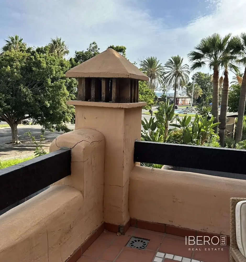 Σαλόνι; ξύλινο πάτωμα, φυσικό φως, μοντέρνο στυλ, ψηλά ταβάνια