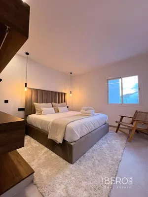 Σαλόνι; ξύλινο πάτωμα, φυσικό φως, μοντέρνο στυλ, ψηλά ταβάνια