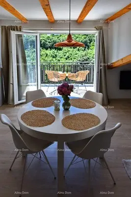 Kuchnia; sprzęt kuchenny, podłoga drewniana, światło dzienne, styl nowoczesny, wyremontowany