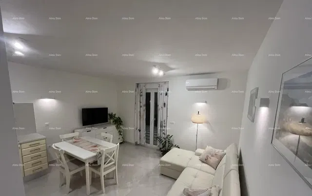 Soggiorno; pavimento in legno, luce naturale, stile moderno, soffitti alti