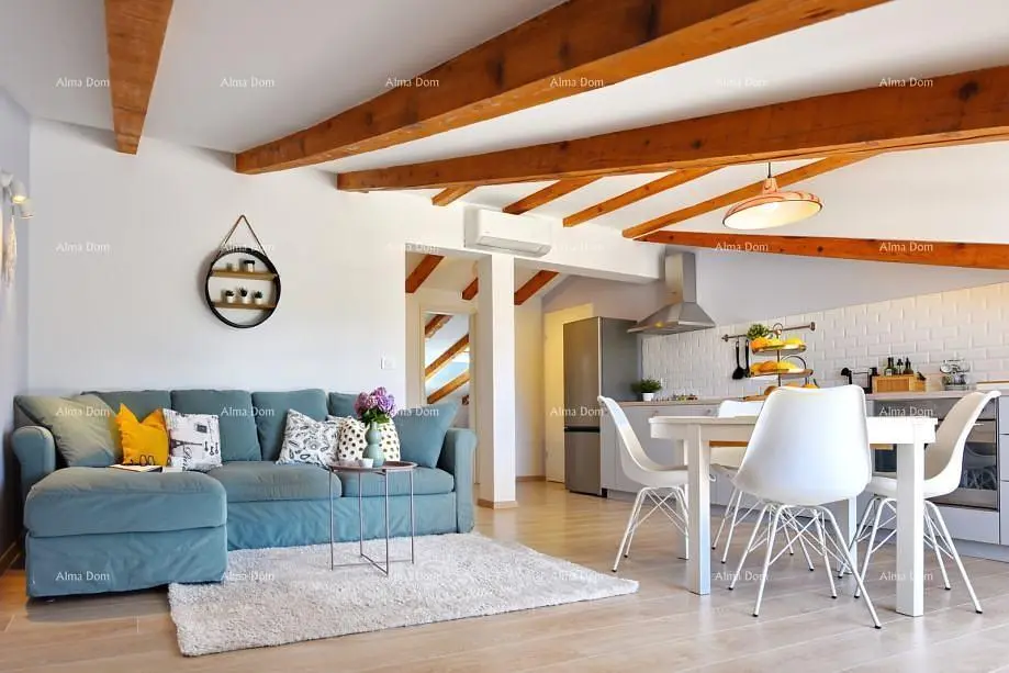 Kuchnia; sprzęt kuchenny, podłoga drewniana, światło dzienne, styl nowoczesny, wyremontowany