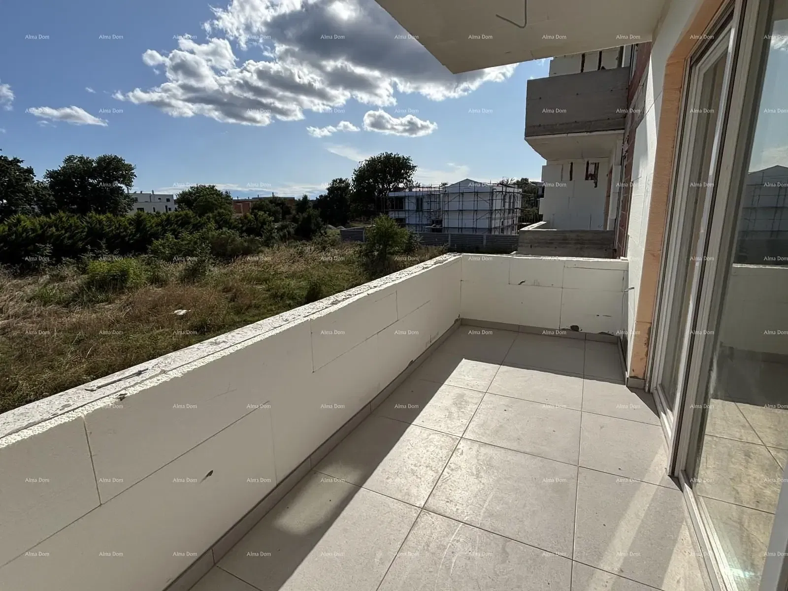 Living room; wood floor, natural light, modern style, high ceiling