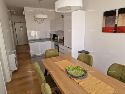 Dnevna soba; drveni pod, prirodno svjetlo, moderni stil, visoki plafoni