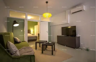 Wohnzimmer; holzboden, tageslicht, moderner stil, hohe decken