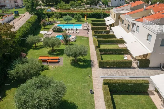 Cucina; elettrodomestici, pavimento in legno, luce naturale, stile moderno, ristrutturato