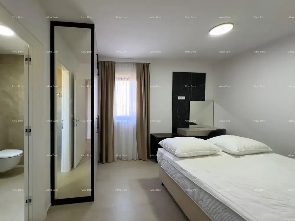 Living room; wood floor, natural light, modern style, high ceiling
