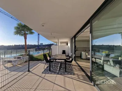 غرفة معيشة; أرضية خشبية, ضوء طبيعي, أسلوب عصري, أسقف عالية