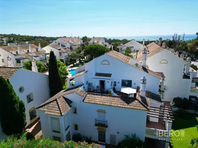 غرفة معيشة; أرضية خشبية, ضوء طبيعي, أسلوب عصري, أسقف عالية