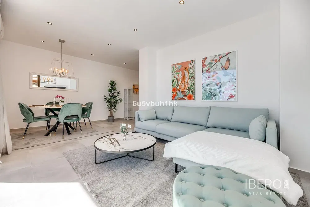 غرفة معيشة; أرضية خشبية, ضوء طبيعي, أسلوب عصري, أسقف عالية