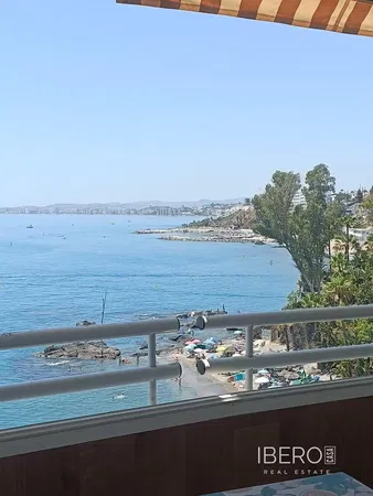 Obývací pokoj; dřevěná podlaha, přirozené světlo, moderní styl, vysoké stropy