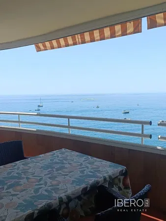 Obývací pokoj; dřevěná podlaha, přirozené světlo, moderní styl, vysoké stropy